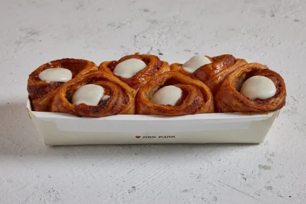 בבקה תפוחים וקרם שקדים