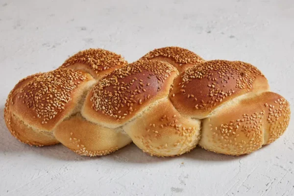 חלה קלועה שומשום