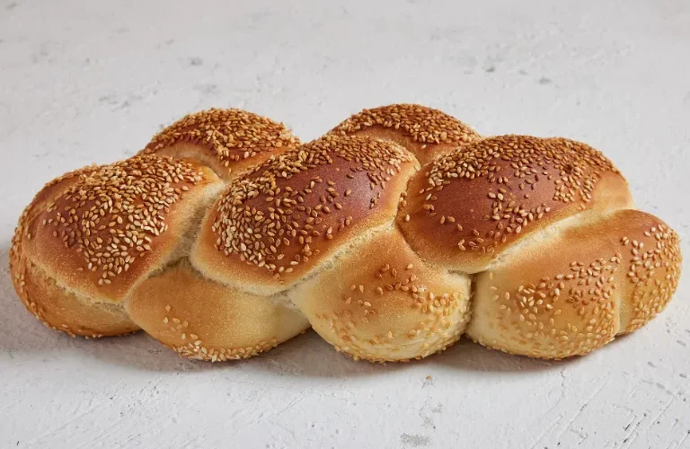 חלה קלועה שומשום